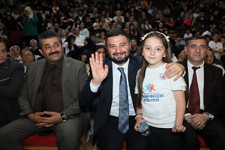 YAŞAM BECERİ ATÖLYELERİNDE EMEKLER SAHNEYE TAŞINDI